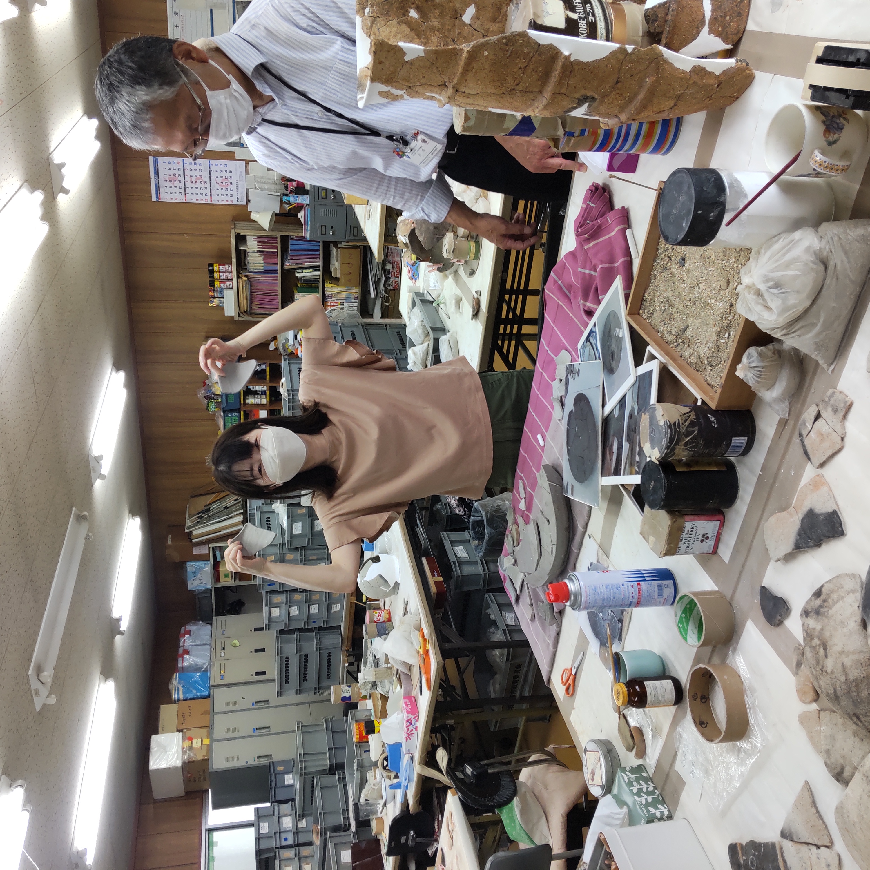 ハニワ部長と一緒に埴輪づくり体験 昨年の土器接合体験の様子