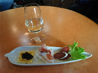 写真：河内ワイン館でのワインとオードブル