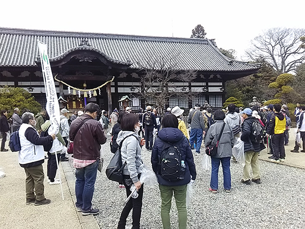 写真：誉田八幡宮にて宮司さんから説明を受ける参加者達