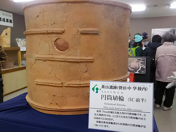 写真：茶山遺跡（誉田中学校内）より出土した円筒埴輪