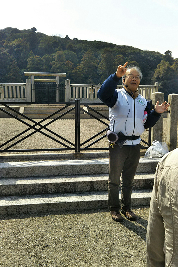 写真：応神天皇陵拝所にて、説明する市職員