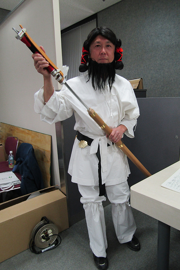 写真：古代人に扮した羽曳野市文化財保護課の名物職員さん
